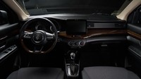 Istimewanya, Ertiga Black Edition memiliki panel serat kayu di dasbor, pintu dan setir. Foto: Dok. Suzuki Filipina
