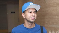 Raffi tampil serba biru dari ujung kepala hingga kaki. Pool/Noel/detikFoto.