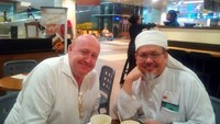 Pertemanan Ustaz Tengku lintas negara lho. Sambil minum kopi di Singapura, ia berbincang dengan temannya yang berasal dari Australia. Foto: Instagram tengkuzulkarnain.id