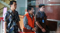 Dalam kasus ini KPK menetapkan lima tersangka, yakni Bupati Mesuji Khamami, Taufik Hidayat sebagai adik Khamami, Wawan Suhendra sebagai Sekretaris Dinas PUPR Kabupaten Mesuji, Sibron Azis sebagai pemilik PT Jasa Promix Nusantara dan PT Secilia Putri, serta Kardinal selaku swasta.
