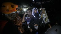 Tim SAR gabungan melakukan evakuasi warga terdampak banjir di Imogiri, Bantul, DI Yogyakarta, Minggu (17/3/2019) malam.