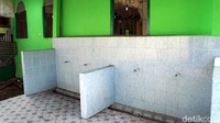 Tempat wudhu bagi jamaah. Meski bersejarah, tapi kini Masjid Jami An Nur sudah jarang digunakan. Keberadaan masjid baru yang tak jauh dari masjid ini jadi penyebabnya (Wahyu/detikTravel) 