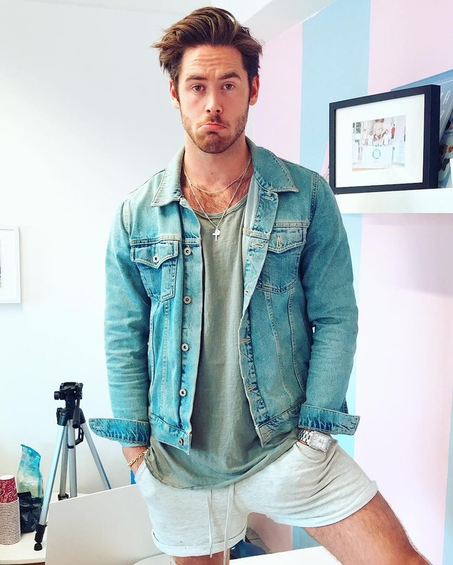 Kenalan dengan Rob Huysinga, pria asal Berkshire, Inggris, yang video-nya sedang meracik es krim sempat viral beberapa waktu lalu. Tukang es krim ini mem-posting video di Tik Tok yang memperlihatkan ia membuat es krim dengan gaya tak biasa, seolah sedang flirting. Foto: Instagram/@robhuysinga