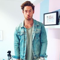 Kenalan dengan Rob Huysinga, pria asal Berkshire, Inggris, yang video-nya sedang meracik es krim sempat viral beberapa waktu lalu. Tukang es krim ini mem-posting video di Tik Tok yang memperlihatkan ia membuat es krim dengan gaya tak biasa, seolah sedang flirting. Foto: Instagram/@robhuysinga