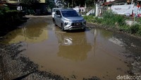 Padahal jalan ini berada tak jauh dari jantung kota Depok.
