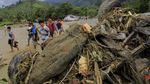 Pesawat dan Mobil Rusak Akibat Banjir Bandang di Papua