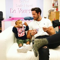 Terlepas dari kontroversi video, Rob Huysinga memang memiliki paras tampan dan bertubuh atletis bak model. Salah satu faktir yang turut memopulerkan brand es krim tersebut. Foto: Instagram/@robhuysinga