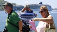 Sesampainya di Pulau Komodo, para turis dari Norwegian Jewel sudah dijemput oleh para guide pilihan (Dikhy Sasra/detikcom)