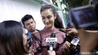 Atiqah Hasiholan saat ditemui di Pengadilan Negeri Jakarta Selatan pada Selasa (19/3). Pool/Palevi S/detikFoto.