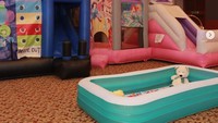 Ia bahkan menaruh aneka permainan anak-anak di dalam ballroom hotel tersebut untuk para tamu. Dok. Instagram/ctdk