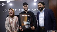 Maher Zain mendapatkan penghargaan double platinum atas penjualan albumnya tersebut. Pool/Ismail/detikFoto.