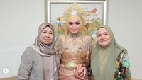 Siti juga mengunggah foto dirinya jelang persiapan konser usai merayakan ulang tahun putrinya itu. Dok. Instagram/ctdk