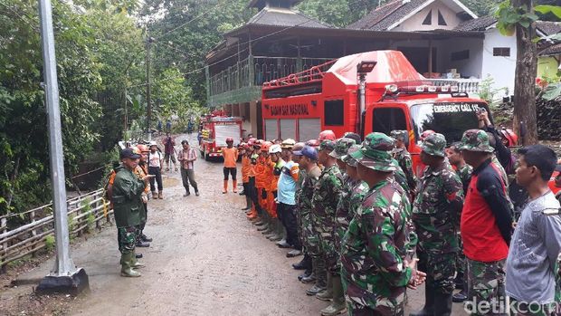 Sempat Terkendala Hujan, Pencarian 2 Korban Longsor di Bantul Dilanjutkan