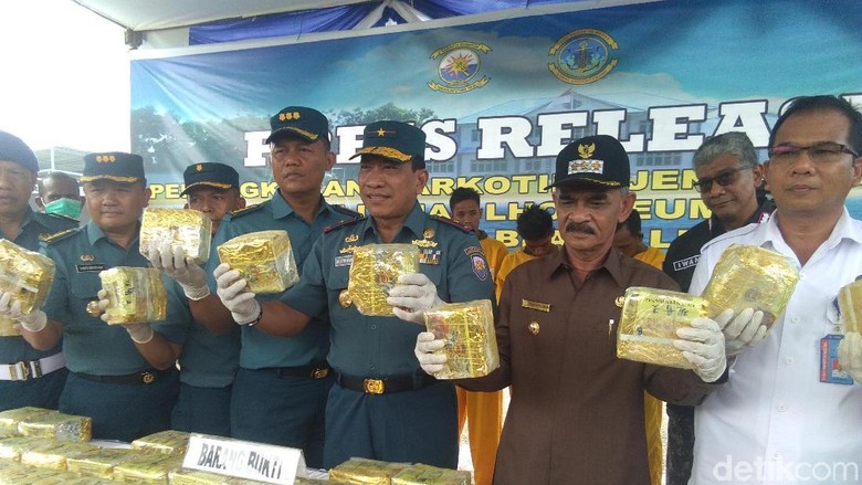 TNI AL Tangkap 4 Kurir di Lhokseumawe, 50 Kg Sabu dan Pistol Disita TNI AL Tangkap 4 Kurir di Lhokseumawe, 50 Kg Sabu dan Pistol Disita
