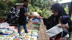 Potret Antrean Ibu-ibu Belanja Sembako Murah di RPTRA Permata