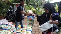 Beragam bahan makan mulai dari beras, ikan, daging olahan hingga susu UHT tersedia untuk dibeli oleh warga.