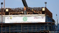 Pekerja melakukan proses pembangunan tol Becakayu seksi 2A di Bekasi Barat.
