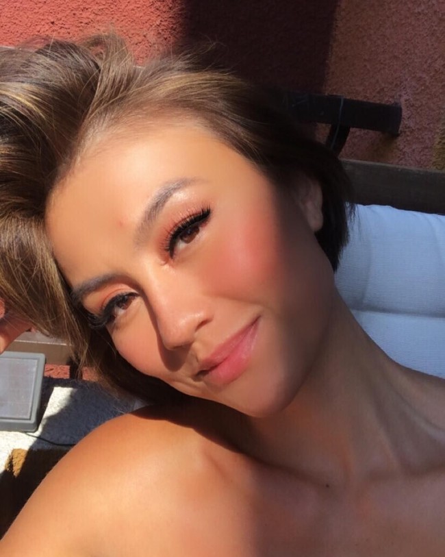 Selain mengunggah foto wajah yang dihiasi freckles, pada Selasa (19/3/2019) ini, Agnez Mo juga memamerkan wajahnya yang dihiasi satu jerawat di kening. Pimple on my forehead (cuz im a human too). 😌. The amazing thing about this is that we could filter my pimple out if we wanted to, but how do u filter ur personality if ure an ass? 😁😁. Dari keterangan foto tersebut Agnez ingin mengatakan bahwa dia bisa saja menyamarkan jerawatnya tersebut. Namun menurutnya filter tidak akan bisa menutupi kepribadian seseorang yang buruk. Foto: Instagram @agnezmo