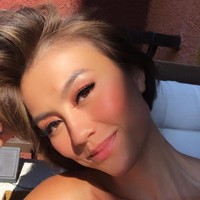 Selain mengunggah foto wajah yang dihiasi freckles, pada Selasa (19/3/2019) ini, Agnez Mo juga memamerkan wajahnya yang dihiasi satu jerawat di kening. Pimple on my forehead (cuz im a human too). 😌. The amazing thing about this is that we could filter my pimple out if we wanted to, but how do u filter ur personality if ure an ass? 😁😁. Dari keterangan foto tersebut Agnez ingin mengatakan bahwa dia bisa saja menyamarkan jerawatnya tersebut. Namun menurutnya filter tidak akan bisa menutupi kepribadian seseorang yang buruk. Foto: Instagram @agnezmo