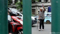 JPO Pangeran Jayakarta terlampau jauh untuk warga, sehingga mau tak mau warga harus nekat terobos ramainya kendaraan.