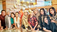 Wah, Jo juga dekat dengan para artis tanah air nih. Buktinya ia makan siang bareng Krisdayanti, Cut Keke, hingga Marini Zumarnis. Foto: Instagram jo_ardis/salmafinasunan