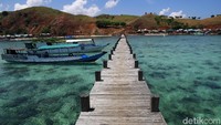 Saat berkunjung ke Pulau Papagarang, wisatawan akan disambut dengan jernihnya air dan dermaga yang panjangnya mencapai 200 meter.