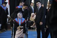 Salut, Mahasiswi ITS Surabaya Tetap Hadiri Wisuda Meski dengan Kursi Roda