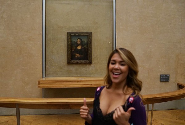 Tak lengkap ke Paris kalau belum ke Museum Louvre dan berfoto dengan Monalisa. Tapi kok nge-blur ya? (Instagram/@alexandramendezof)