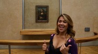 Tak lengkap ke Paris kalau belum ke Museum Louvre dan berfoto dengan Monalisa. Tapi kok nge-blur ya? (Instagram/@alexandramendezof)