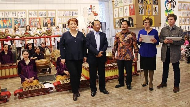 Dubes RI untuk Federasi Rusia dan Belarus M Wahid Supriyadi dalam acara peragaan busana di Moskow.