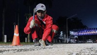 Sejumlah petugas menghancurkan garis zebra cross di Halte Gelora Bung Karno, Jakarta, Senin (18/3/2019).