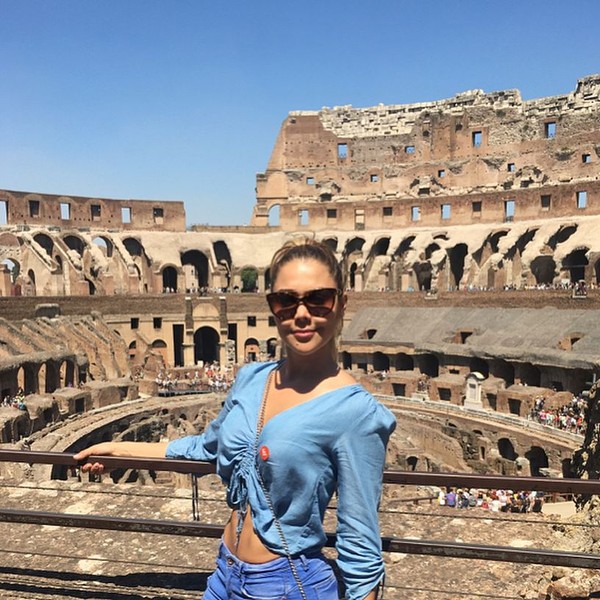 Tak cuma Prancis, Alexandra juga berkunjung ke Italia. Di sana dia berfoto di Colosseum. (Instagram/@alexandramendezof)