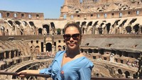 Tak cuma Prancis, Alexandra juga berkunjung ke Italia. Di sana dia berfoto di Colosseum. (Instagram/@alexandramendezof)