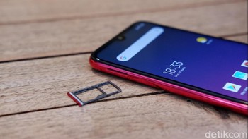 Redmi Note 7 dilengkapi slot SIM Card hybrid. Foto: Adi Fida Rahman/detikINET