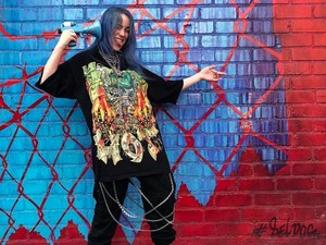 Minta Fans Berhenti Pegang Payudara, Siapa Billie Eilish?