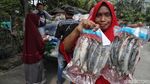 Potret Antrean Ibu-ibu Belanja Sembako Murah di RPTRA Permata
