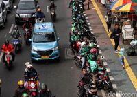 Ojek online di pinggir jalan. 