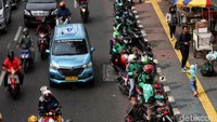 Selain itu, salah satu aturan yang tertuang dalam Peraturan Menteri Perhubungan Nomor 12 Tahun 2019 tersebut menyebutkan bahwa pengemudi ojol dilarang untuk berhenti sembarangan.