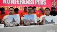 Truk itu kemudian dibawa massa ke tengah-tengah aksi demo di depan Istana.