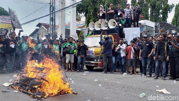 Demo Ojol di Surabaya Diwarnai Pembakaran Keranda