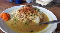 Sluurp! Gurihnya Soto Daging Legendaris yang Disajikan Dalam Piring 