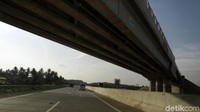 Pintu masuk tol Bakter ini tidak terlalu jauh dari pelabuhan Bakauheni, tidak sampai lima menit saat keluar dari pelabuhan, sudah sampailah kita digerbang Tol Trans Sumatera itu.