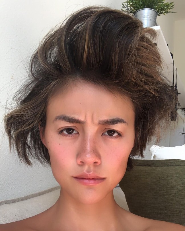 Pada foto ini terlihat Agnez Mo memamerkan wajahnya saat baru bangun tidur dengan rambut yang masih berantakan. Agnez pun tampil dengan wajahnya yang dihiasi bintik-bintik cokelat di hidung dan pipinya. Bintik-bintik ini yang membuat netizen berdebat di halaman komentar Instagram mantan penyanyi cilik itu. Foto: Instagram @agnezmo