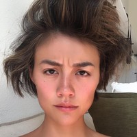 Pada foto ini terlihat Agnez Mo memamerkan wajahnya saat baru bangun tidur dengan rambut yang masih berantakan. Agnez pun tampil dengan wajahnya yang dihiasi bintik-bintik cokelat di hidung dan pipinya. Bintik-bintik ini yang membuat netizen berdebat di halaman komentar Instagram mantan penyanyi cilik itu. Foto: Instagram @agnezmo
