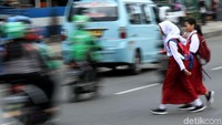 Sejumlah pelajar SD bahkan berani menyebrang jalan raya yang cukup padat.