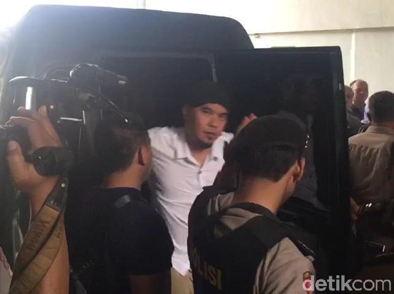Dititipkan ke Mulan, Dhani Tulis Surat Kangen untuk Prabowo Dititipkan ke Mulan, Dhani Tulis Surat Kangen untuk Prabowo