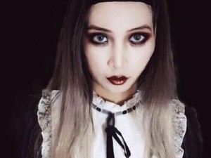 Viral, Protes Wanita yang Dilarang Naik Kereta Karena Pakai Makeup Gotik