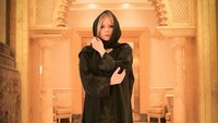 Penampilannya dengan hijab dan busana hitam membuat netizen terpesona. Dok. Instagram/avrillavigne