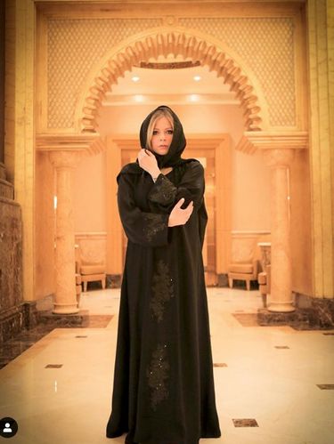 Avril Lavigne Pakai Kerudung di Abu Dhabi, Dikira Muallaf
