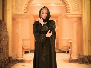 Gaya Avril Lavigne Pakai Kerudung di Abu Dhabi yang Dikira Muallaf